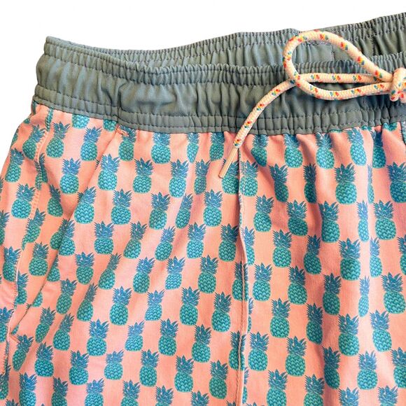 Chubbies Beach Club Men's Large Inseam 5.5" Pink & Blue Small Print Pineapples - Picture 2 of 9